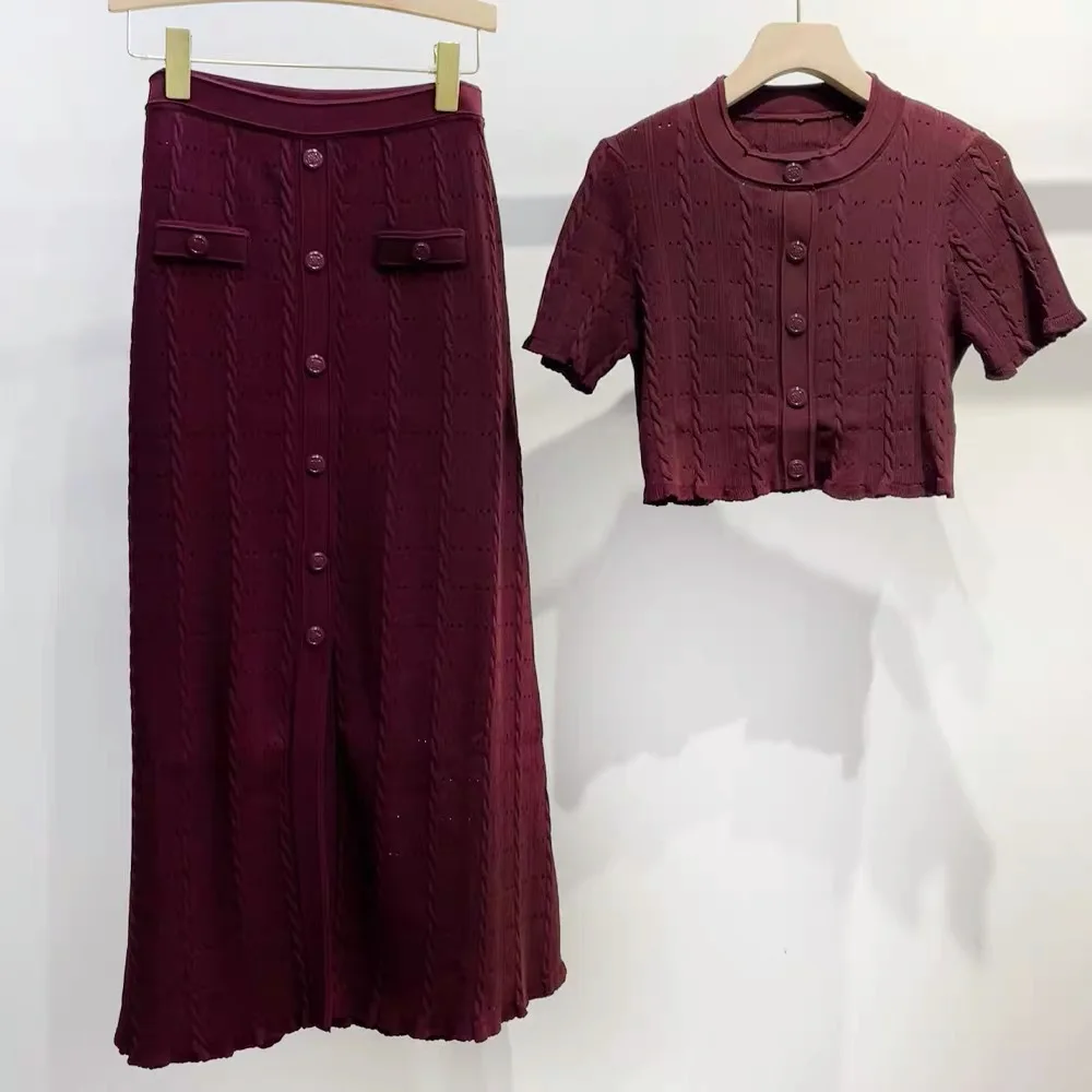 

Женский элегантный костюм-двойка с облегающим кардиганом с короткими рукавами или облегающей юбкой миди.