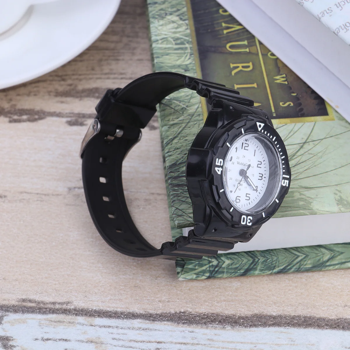 Black and White Quartz Watch Fashionable Comfortable Sports Watches Arabic Numerals Display Precise