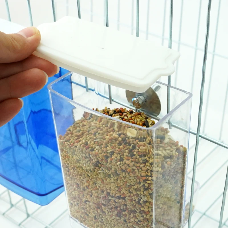 Automatischer Vogelfutterspender für Papageien, Wachtelnkäfige, hängende Futterbox, automatische Anti-Verschüttungshalterung für Wellensittiche, Nymphensittiche, Conure-Futterspender – Detail 5
