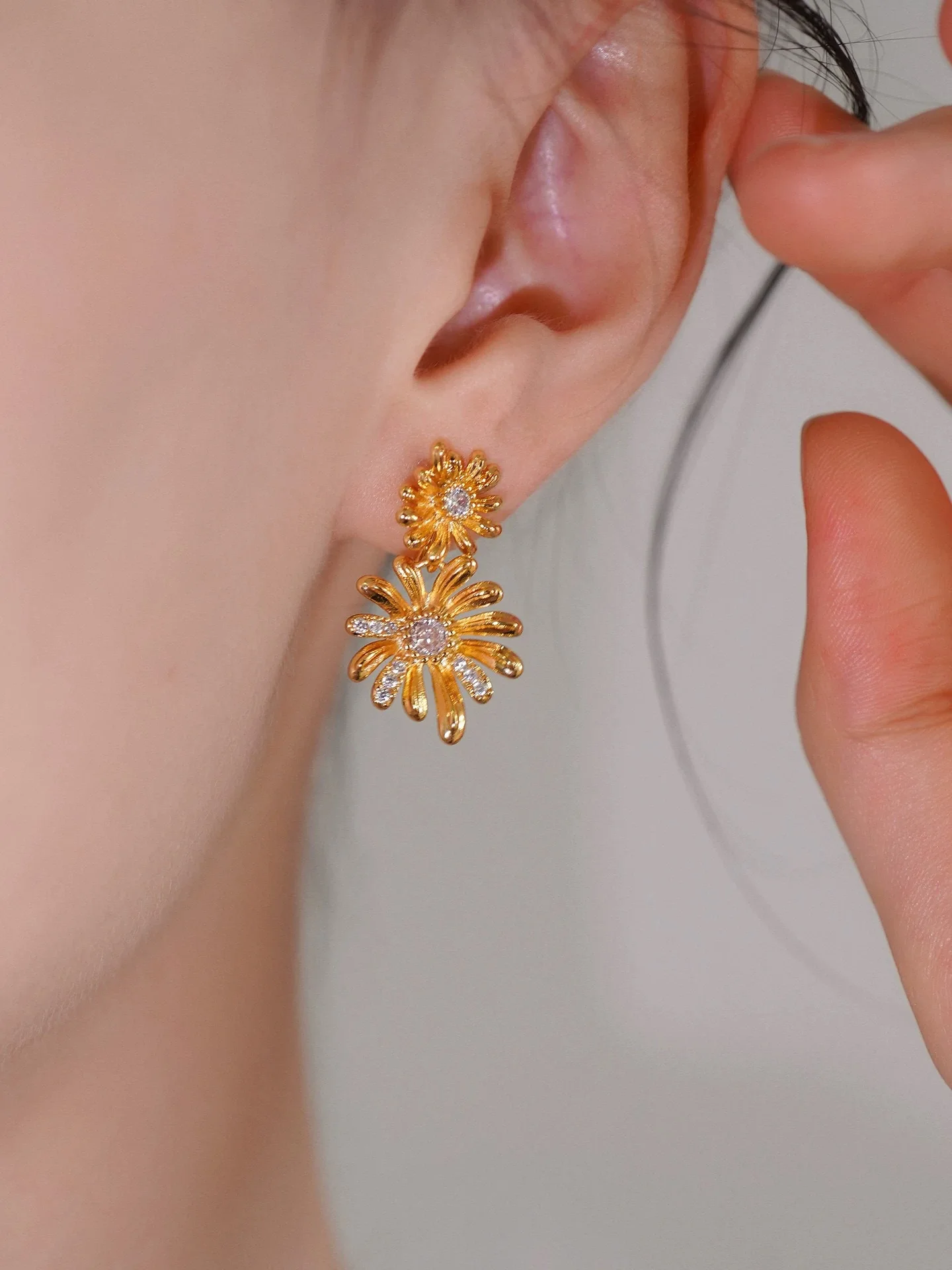 

Vintage Rhinestone Double Daisy Stud Earrings Sparkling Delicate Luxury Elegant Niche Design Versatile Fashion Women Ear Jewelry