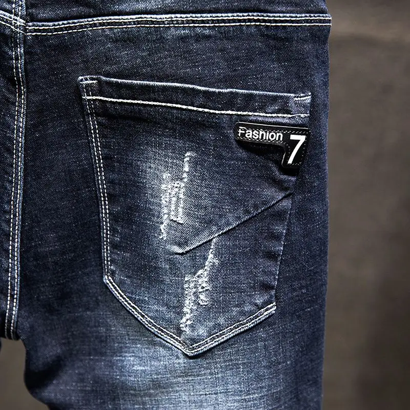 Amerikanische elastische gerade Jeans für Herren, zerrissene, abgenutzte Slim-Fit-Baumwoll-Denim-Hosen, koreanischer Stil, modische Hosen, Herrenbekleidung – Detail 9