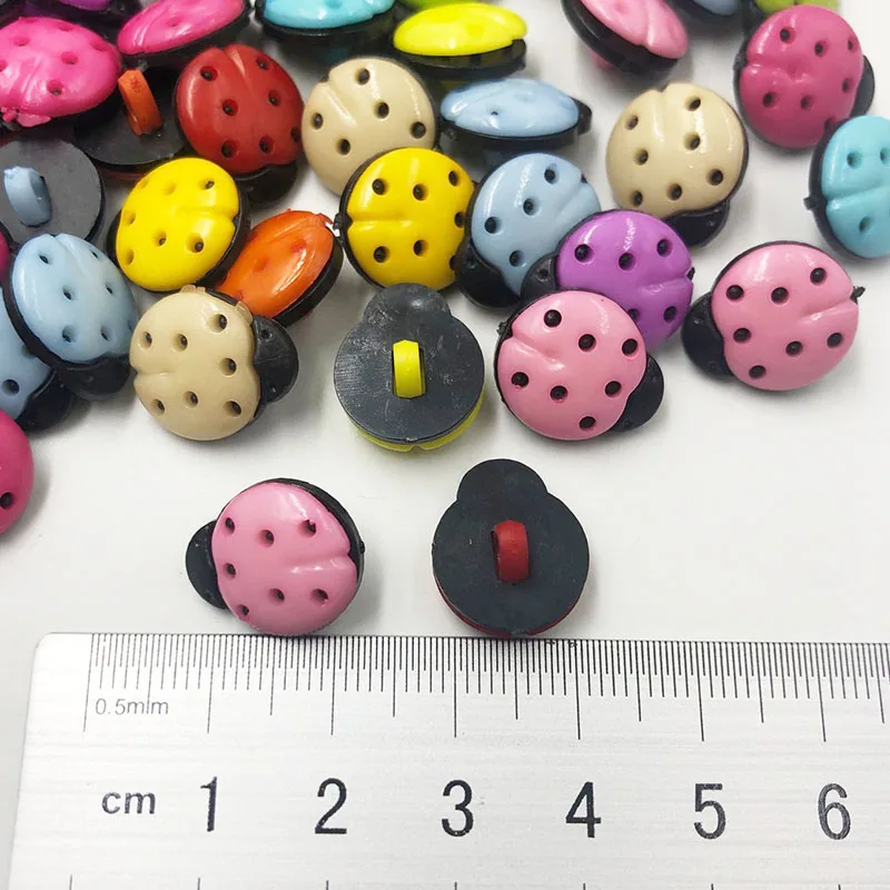 50pcs Nuovo! Coccinella Plastica Bottoni Cucito Nozioni Accessori FAI DA TE Mestieri PT39