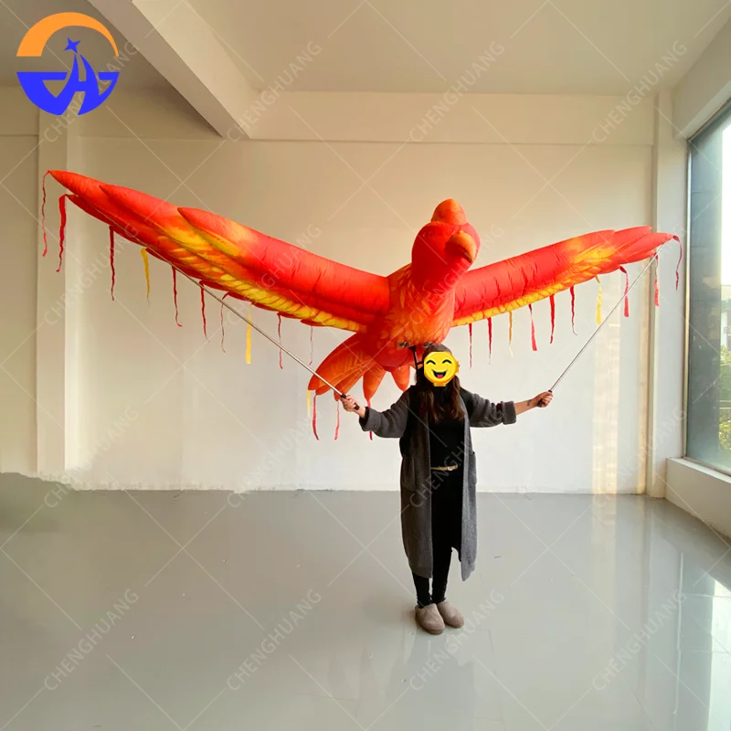 نموذج ببغاء قابل للنفخ محمول باليد يحمل بشريًا، دعامة زخرفية للإعلان التفاعلي لمواكب المسرح في الهواء الطلق