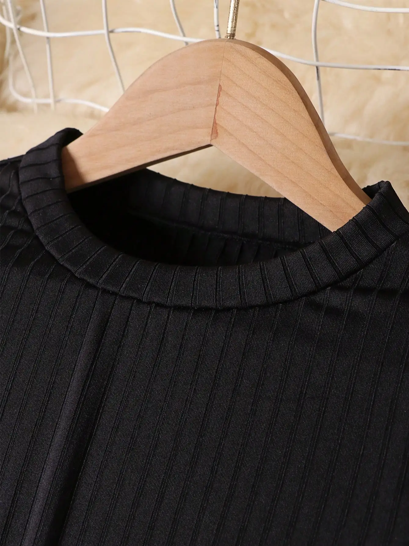 Elegantes, gestricktes Kleid mit langen Ärmeln, knielang, mit Rundhalsausschnitt, Rüschen und Taillenbund für Damen, beliebter Stil. – Detail 5