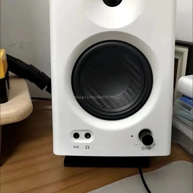 

Подставка для динамика с губчатым гасителем вибраций, минимизирующая шум. Надежное размещение на рабочем столе. Улучшает музыки.