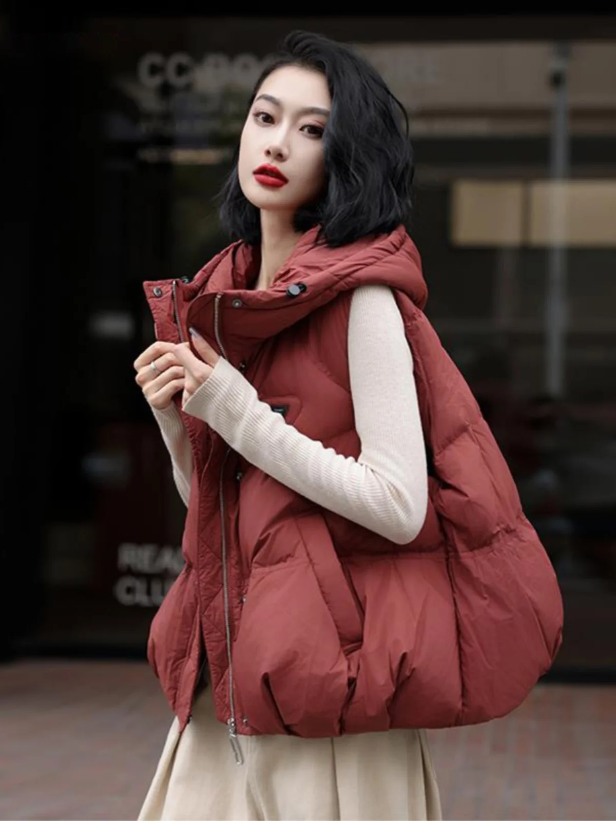 Women's down Cotton Vest 2026 New Autumn Winter European Style Short Sleeveless Outerwear Red Color Commute Style Zipper Closure