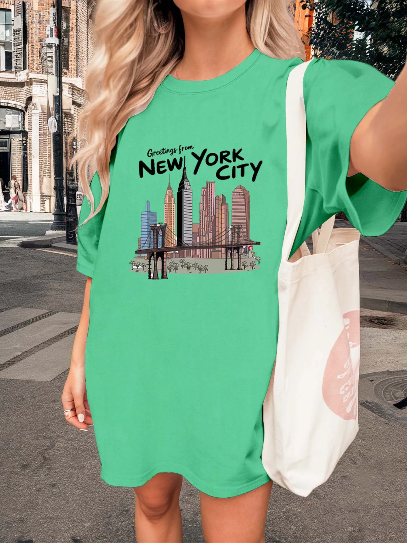 Camiseta gráfica de Saudações plus size da cidade de Nova York Capturando requintadamente charme urbano e elegância