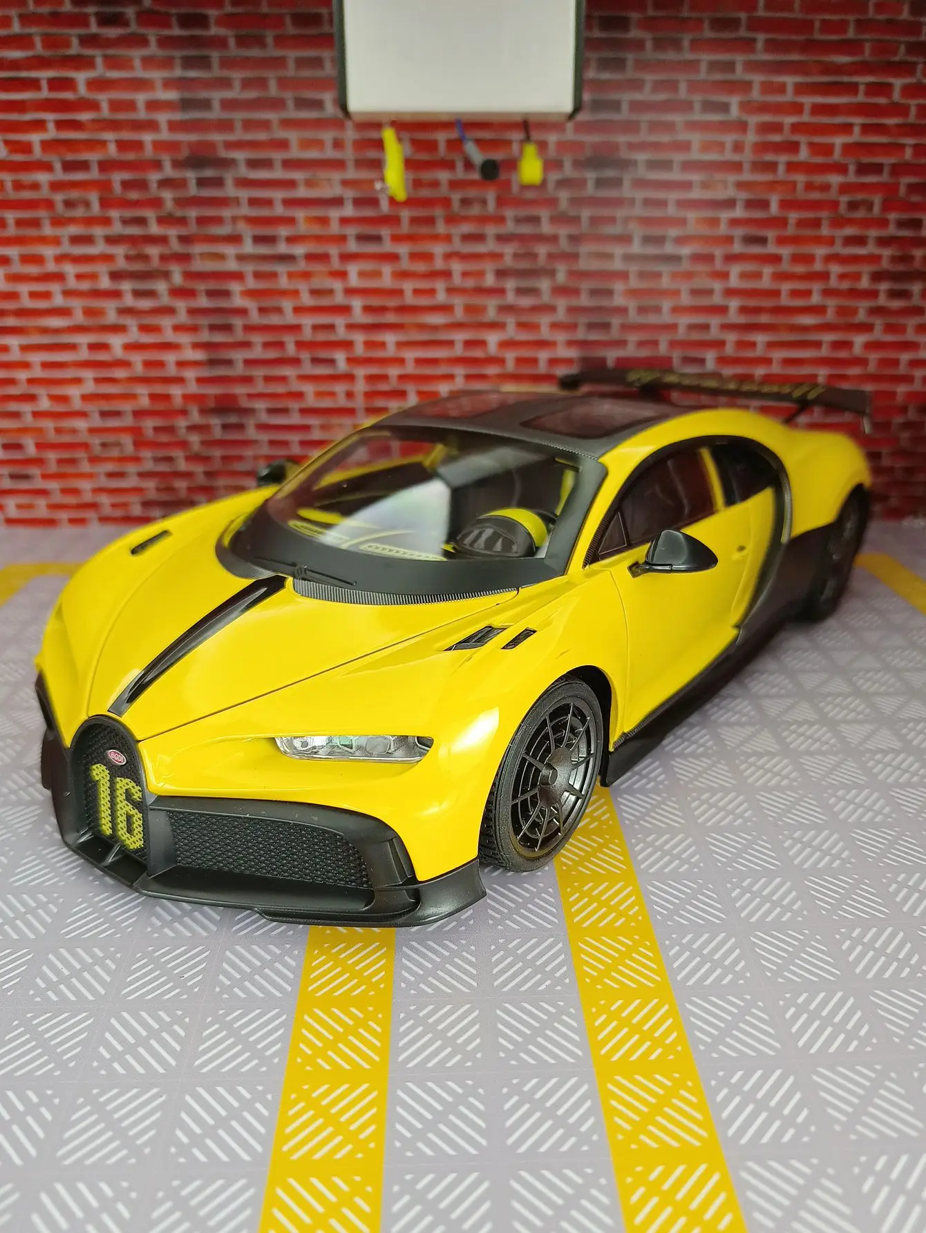 1:18 grand modèle de voiture en alliage retirer acusto-optique jouet pour enfants voiture anniversaire peut être donné comme cadeau d'anniversaire à des amis