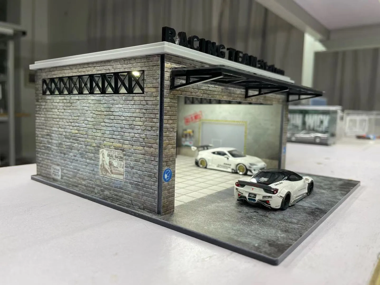 組み立てdiorama 1:64 LED照明モデル車の駐車ステーションディスプレイ