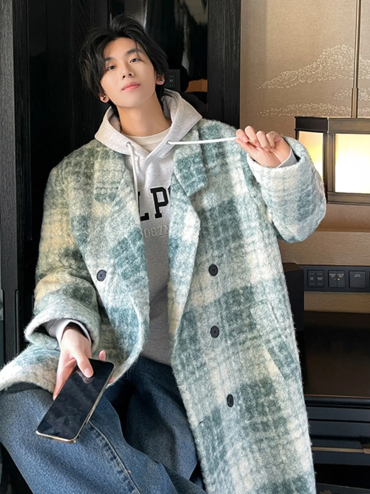 ロング丈オーバーニーウールメンズコート 高級感のある格子柄デザイン 若者向けトレンド 秋冬ファション エレガントなウィンドブレーカー カジュアルアウター