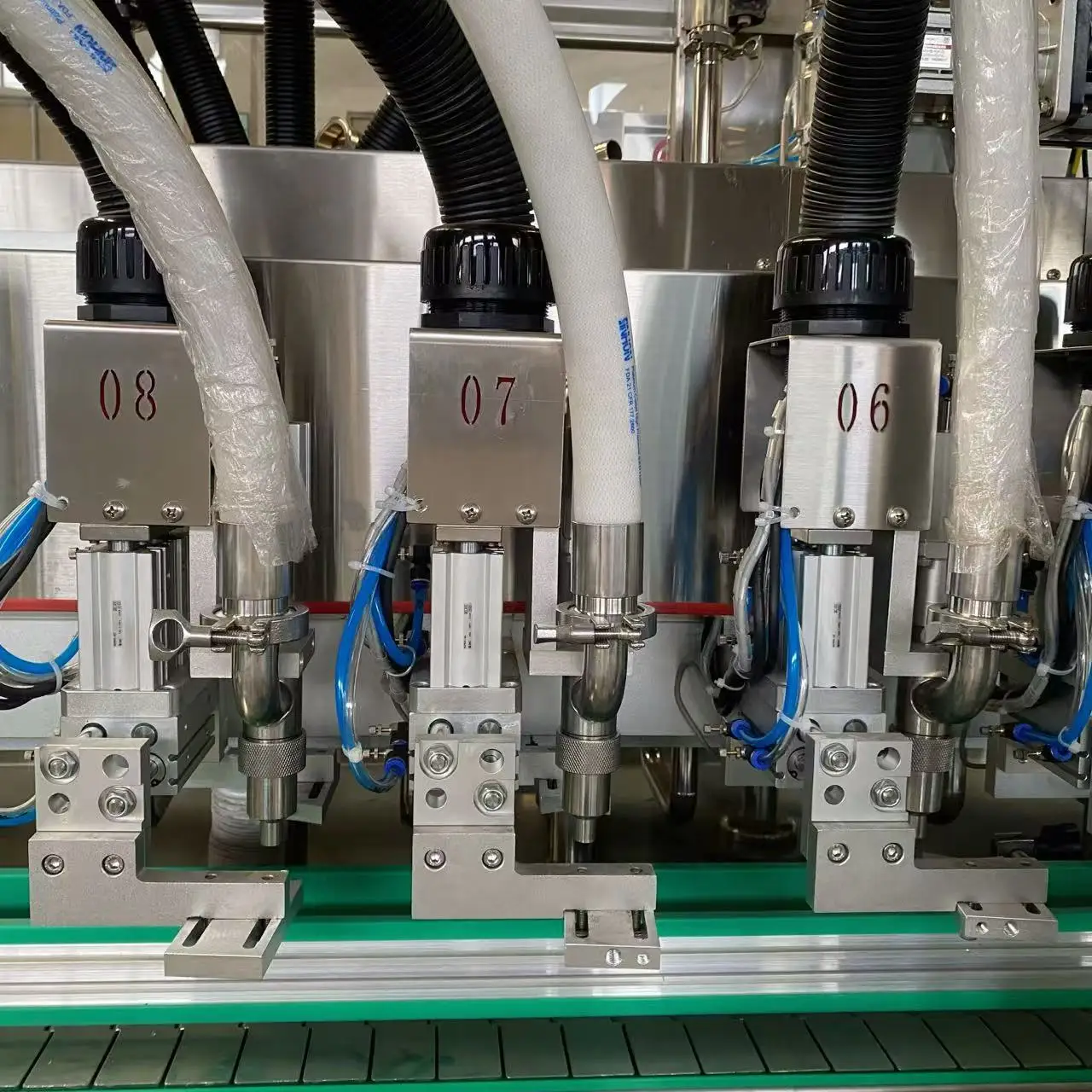 Automatic Servo Gear Pump Liquid Filling Machine for Edible Oil, Disinfectant, and Cosmetics   Linear Continuous Bottle Filler