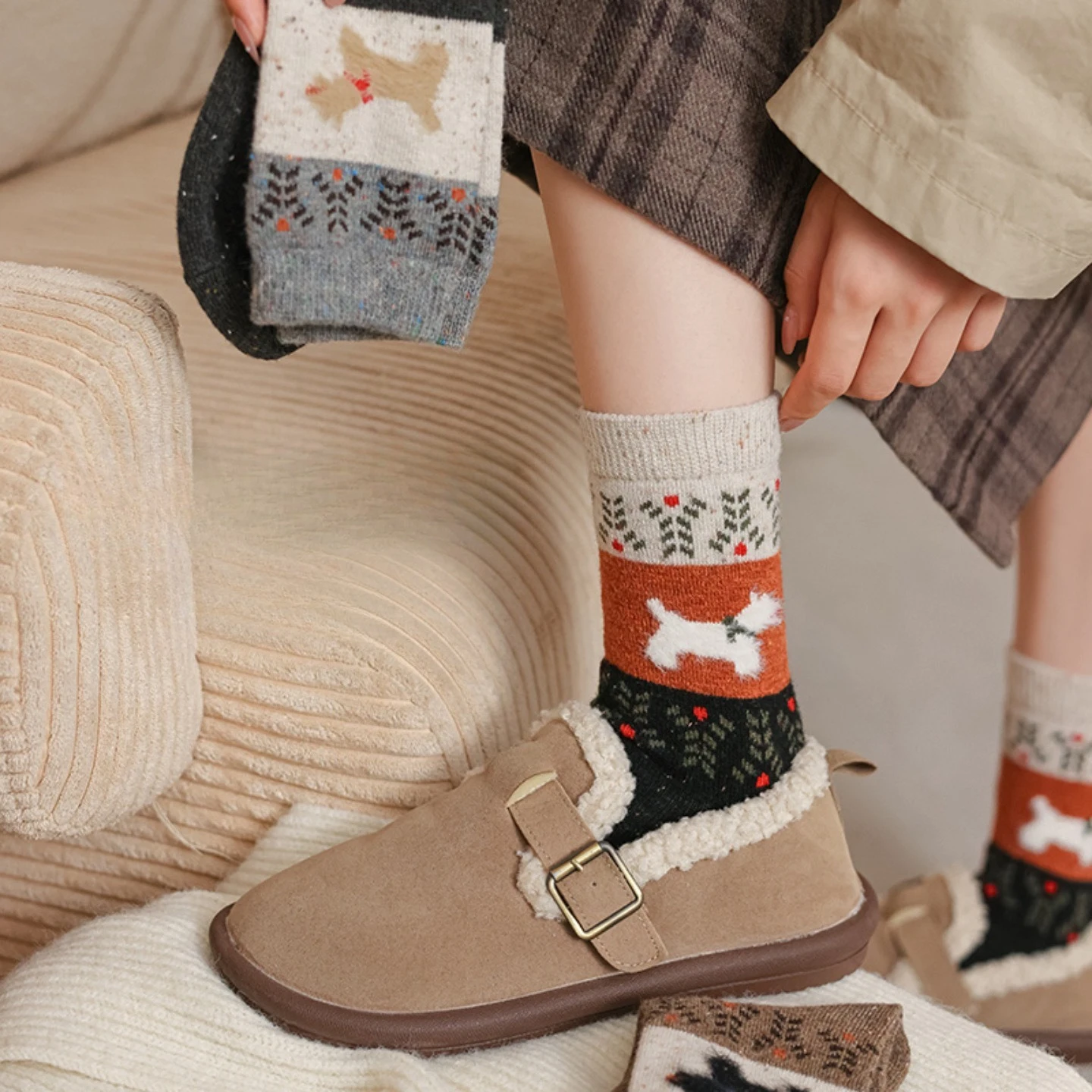 4 random pairs of women's mid-calf socks featuring playful puppy color-blocking, perfect for winter with a cozy fleece lining