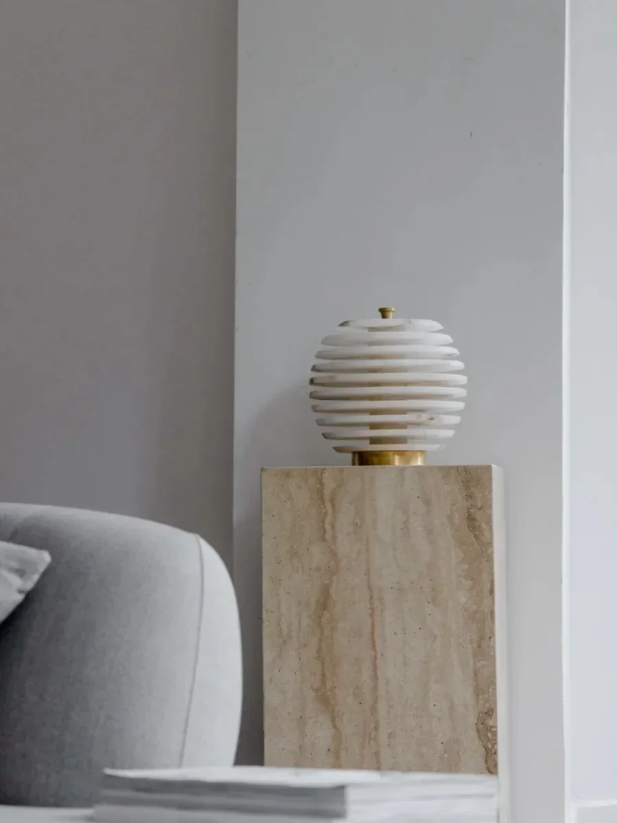 Huangdong stenen basisornament, stenen pijlerbasis van vloer tot plafond naast de tv-kast in de entree van de woonkamer