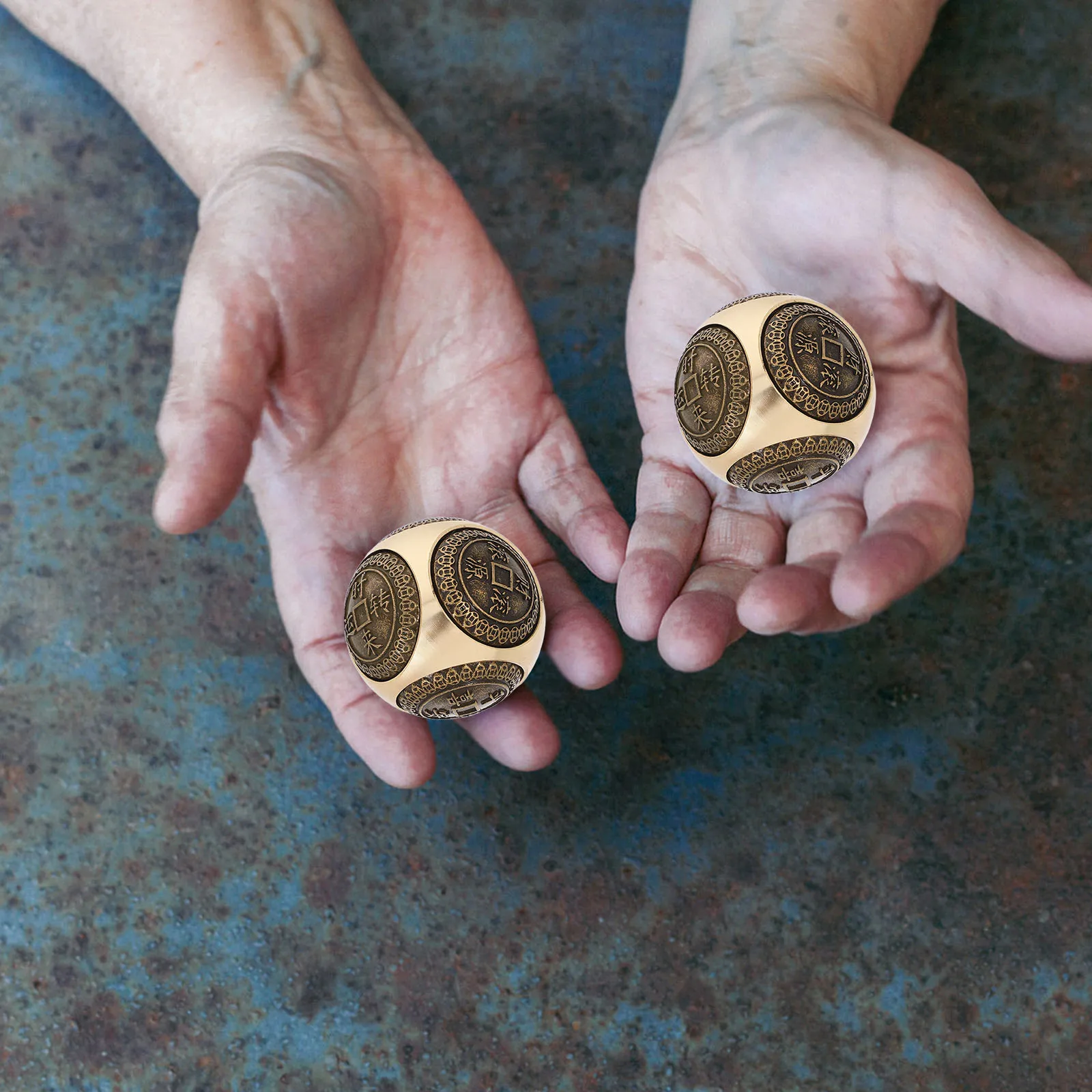 

2 шт., 38 мм, латунные маленькие мячи для упражнений с гравировкой, шарики для рук для фитнеса, массажа, снятия стресса, маленькие упражнения для рук, спорт