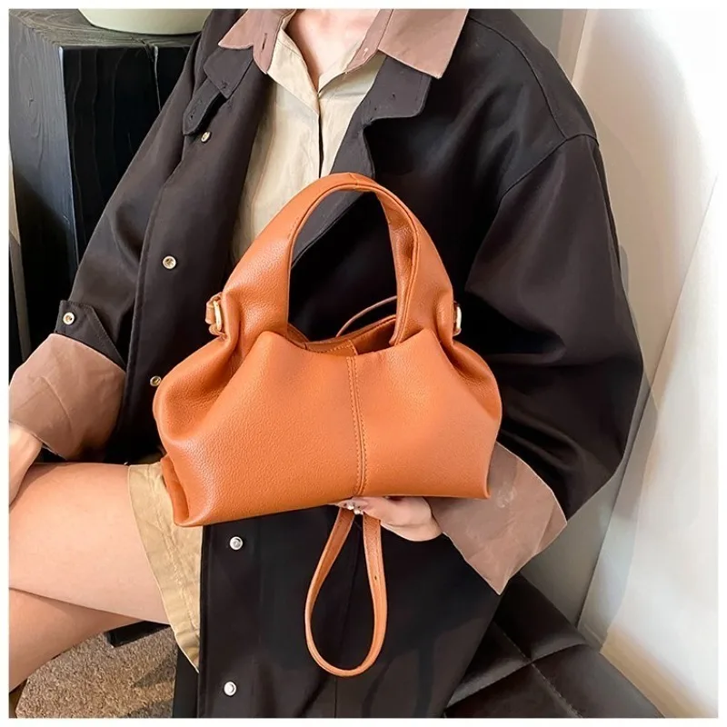 Mini-Halbmond-Umhängetasche, kompakt & stilvoll mit Wildleder-Finish und Bärenmotiv, kleine Kapazität für alltägliche Freizeitaktivitäten & Arbeit – Detail 18
