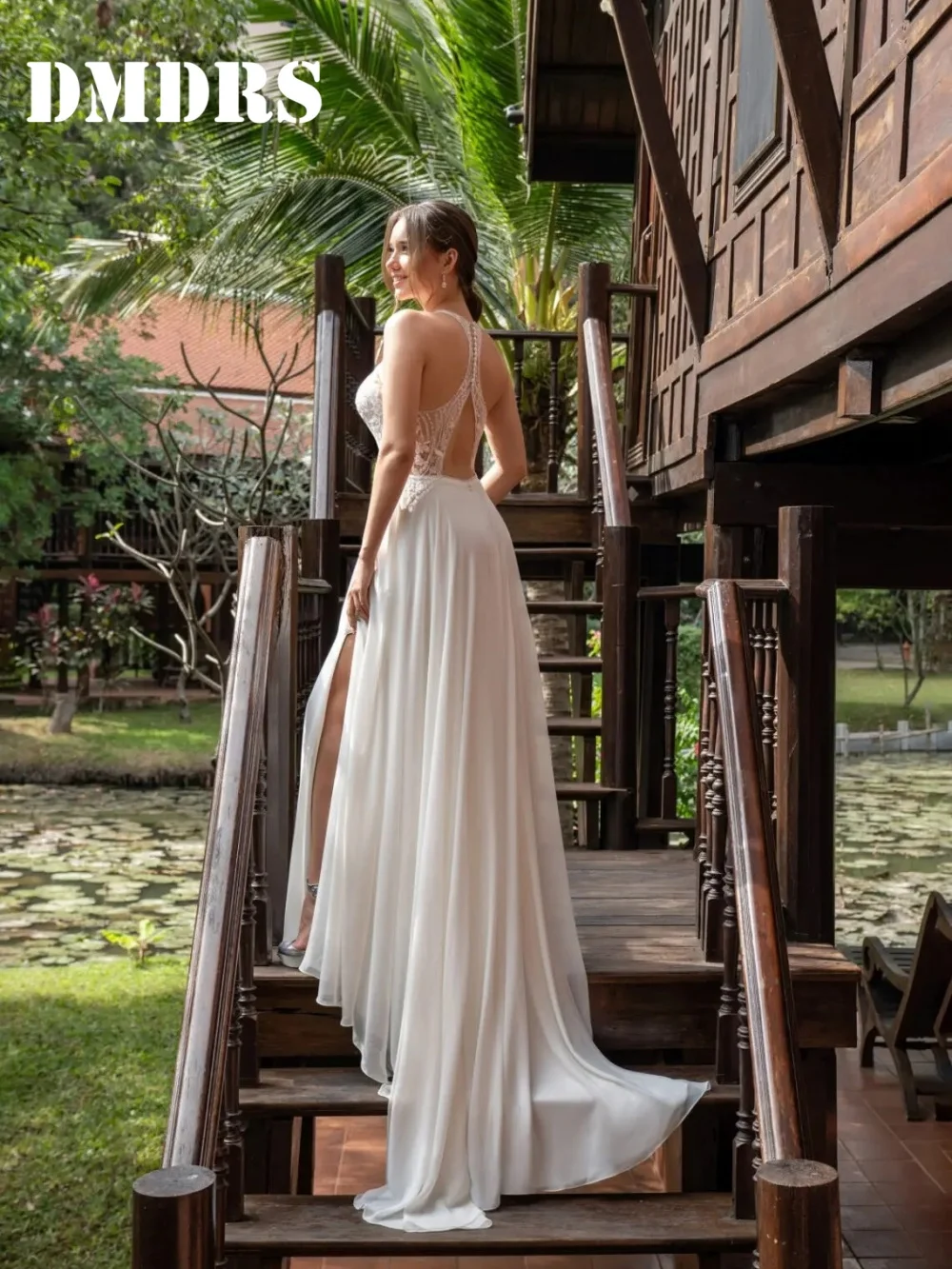 Abiti da sposa romantici senza maniche Abiti da sposa sexy senza schienale Graziosi abiti da sposa lunghi fino al pavimento con applicazioni Abiti da sposa