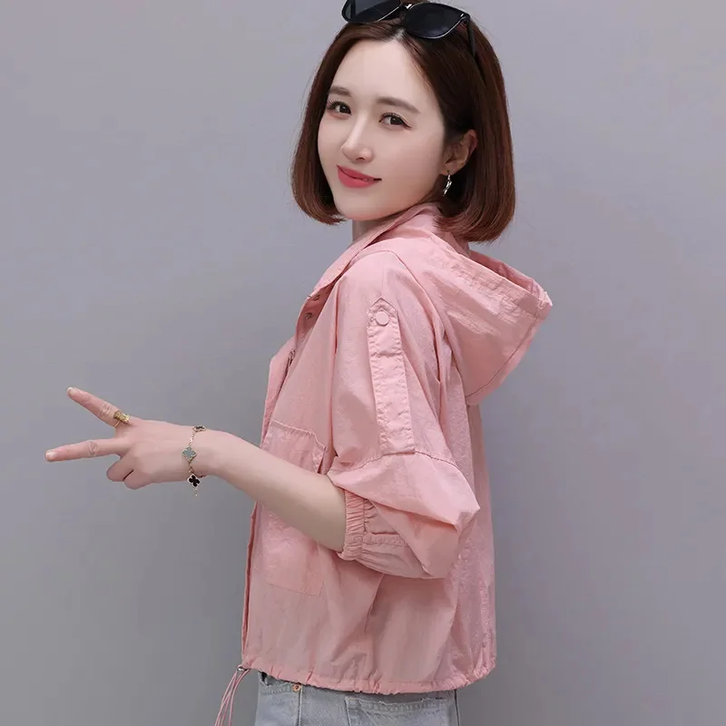 سترة ملابس الحماية من الشمس للسيدات 2025 معطف صيفي جديد بقلنسوة واقي من الشمس للنساء قصير قابل للتنفس للحماية من الأشعة فوق البنفسجية معطف خارجي رقيق