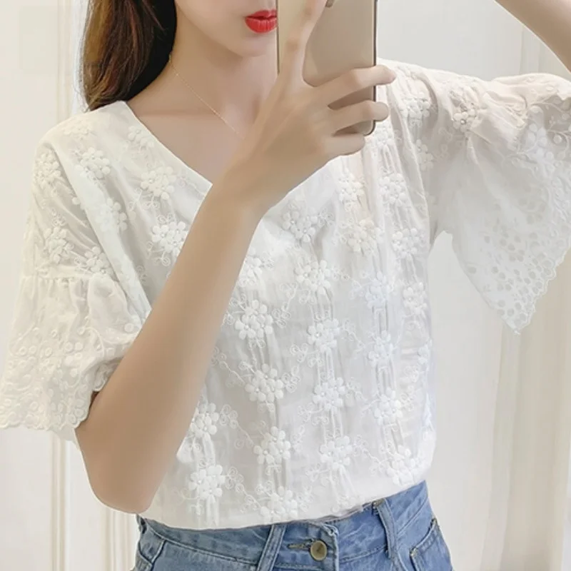 

Spring Summer 2026 Women's ort Sve irt V-Ne Lace Detail Straight Cut Commute Sle White Floral Print Top Korean Fas...