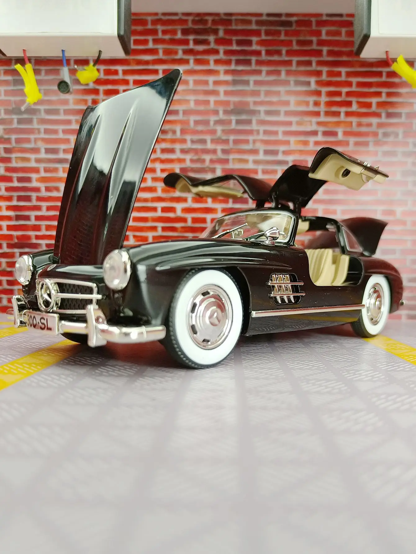 Modelo de coche de aleación 1:24 300SL, colección de adornos acústico-óptico, juguetes para niños, puerta se puede abrir, mano de obra fina