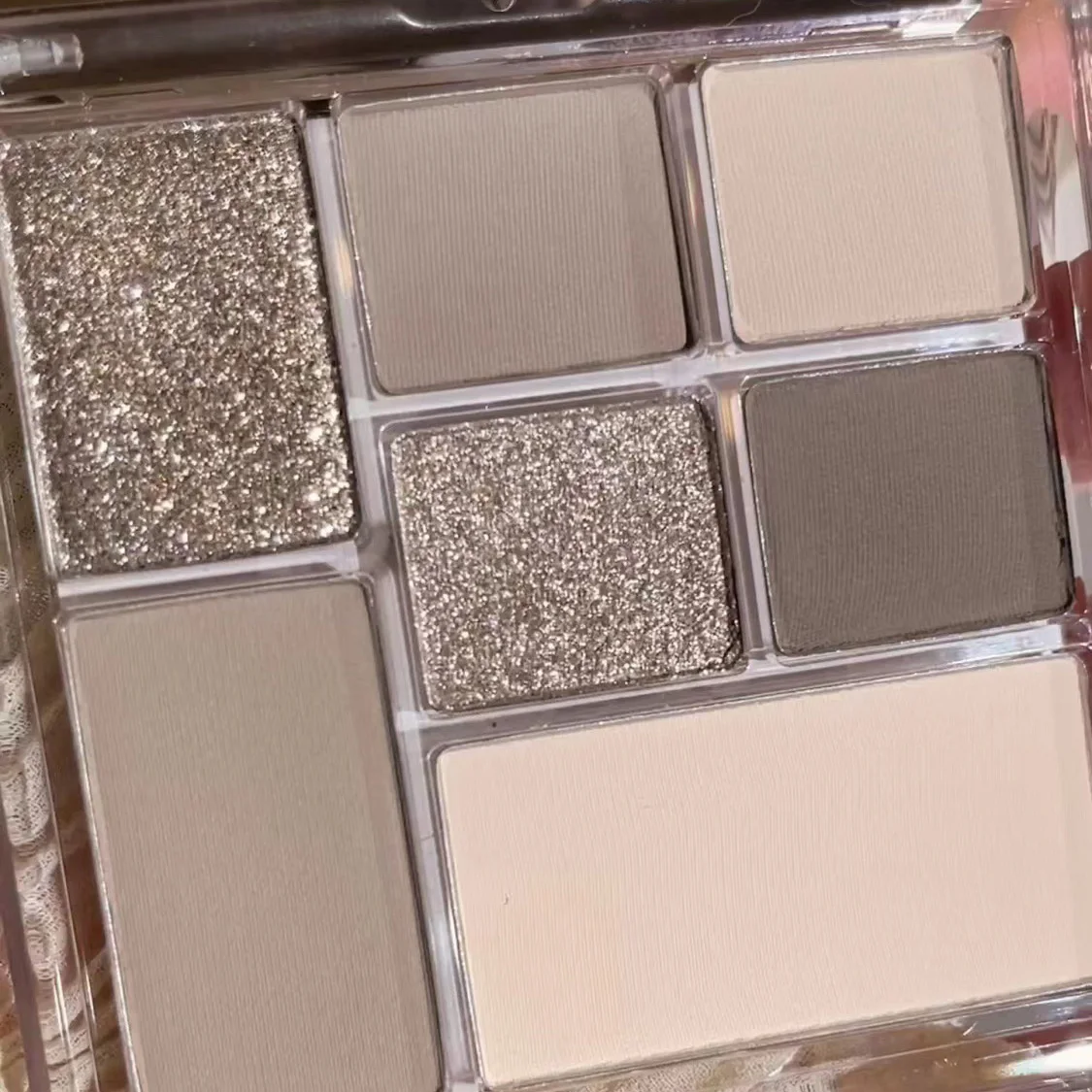 7 色のアイシャドウパレットパーリーグリッターマット仕上げダークグレーベージュカラーアイシャドウミラーポータブル化粧品