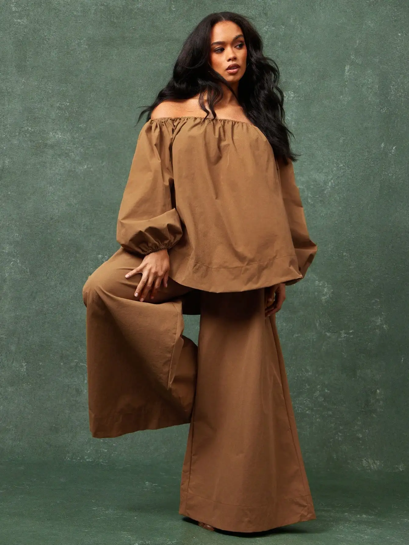 

Комплект из топа с открытыми плечами и широких брюк в землистом коричневом цвете, свободный крой для повседневной носки или офиса