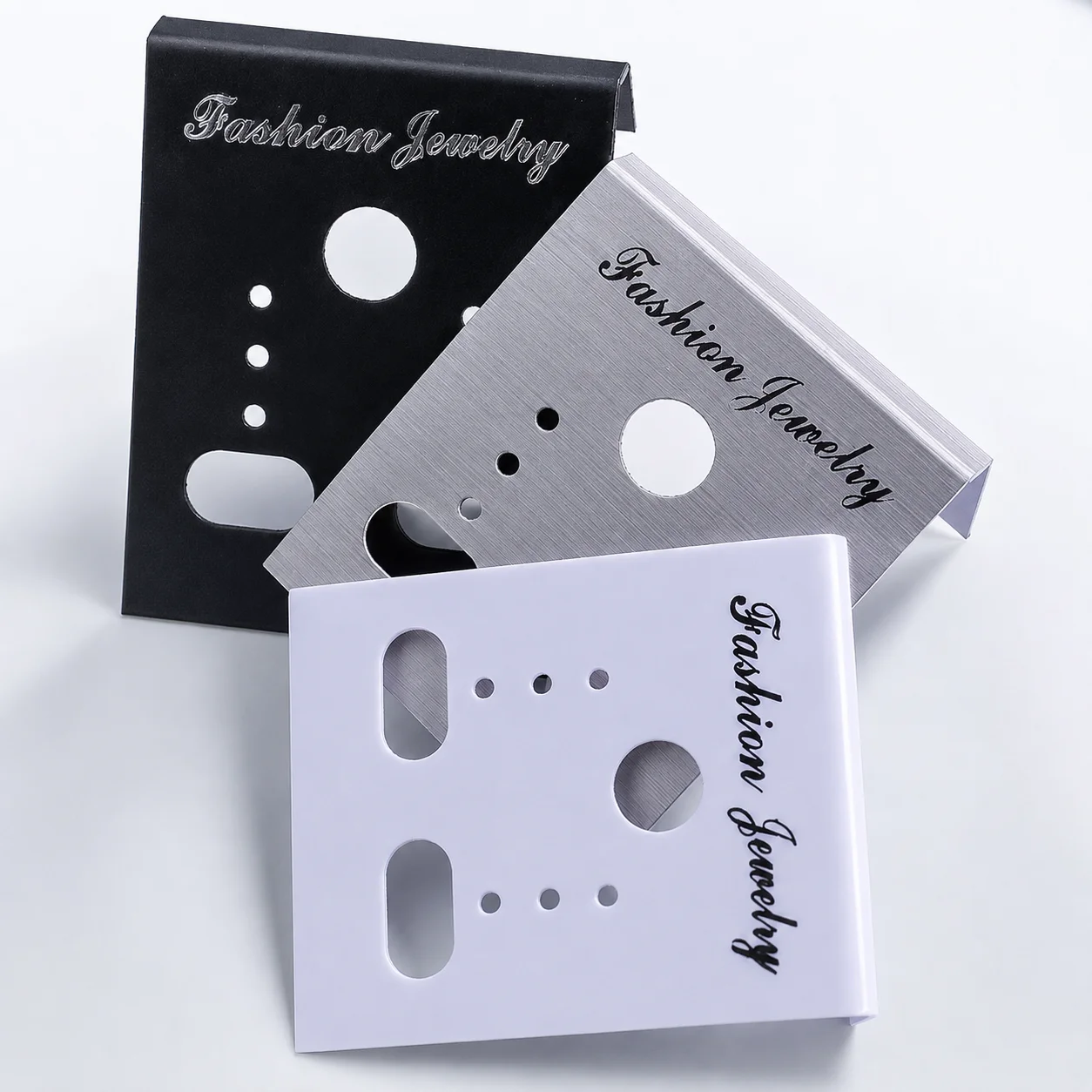 50 Stück PVC-Ohrringkarten, poröse Aufbewahrungs- und Präsentationskarten mit der Aufschrift „Modeschmuck“, bedruckte Plastiktafeln für Ohrringe und Halsketten im Einzelhandel. – Detail 5