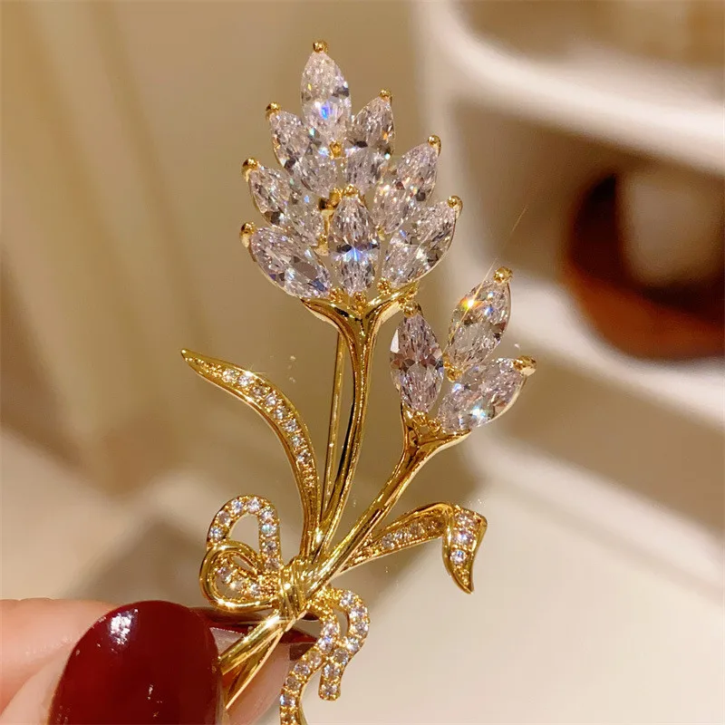 CC Shining Brooches Silver Gold Color Flower Shape Scarf Clasp Full of Zirconia Romantic Suit Pins Dating Essentials Gift B221