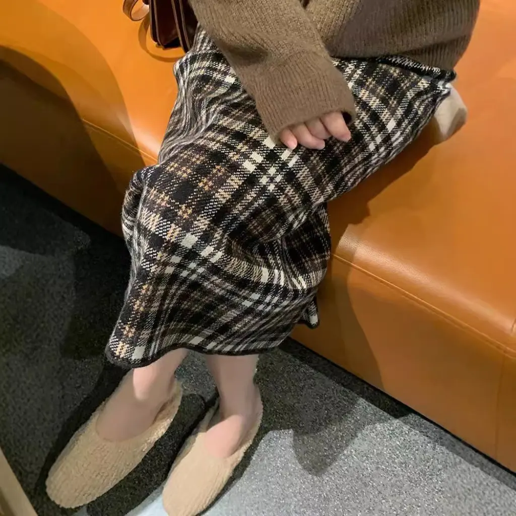 

High-Waisted Women's Knitted Skirt Retro Hong Kong Style Plaid A-Line Hip-Covering Half-Length for Autumn Winter