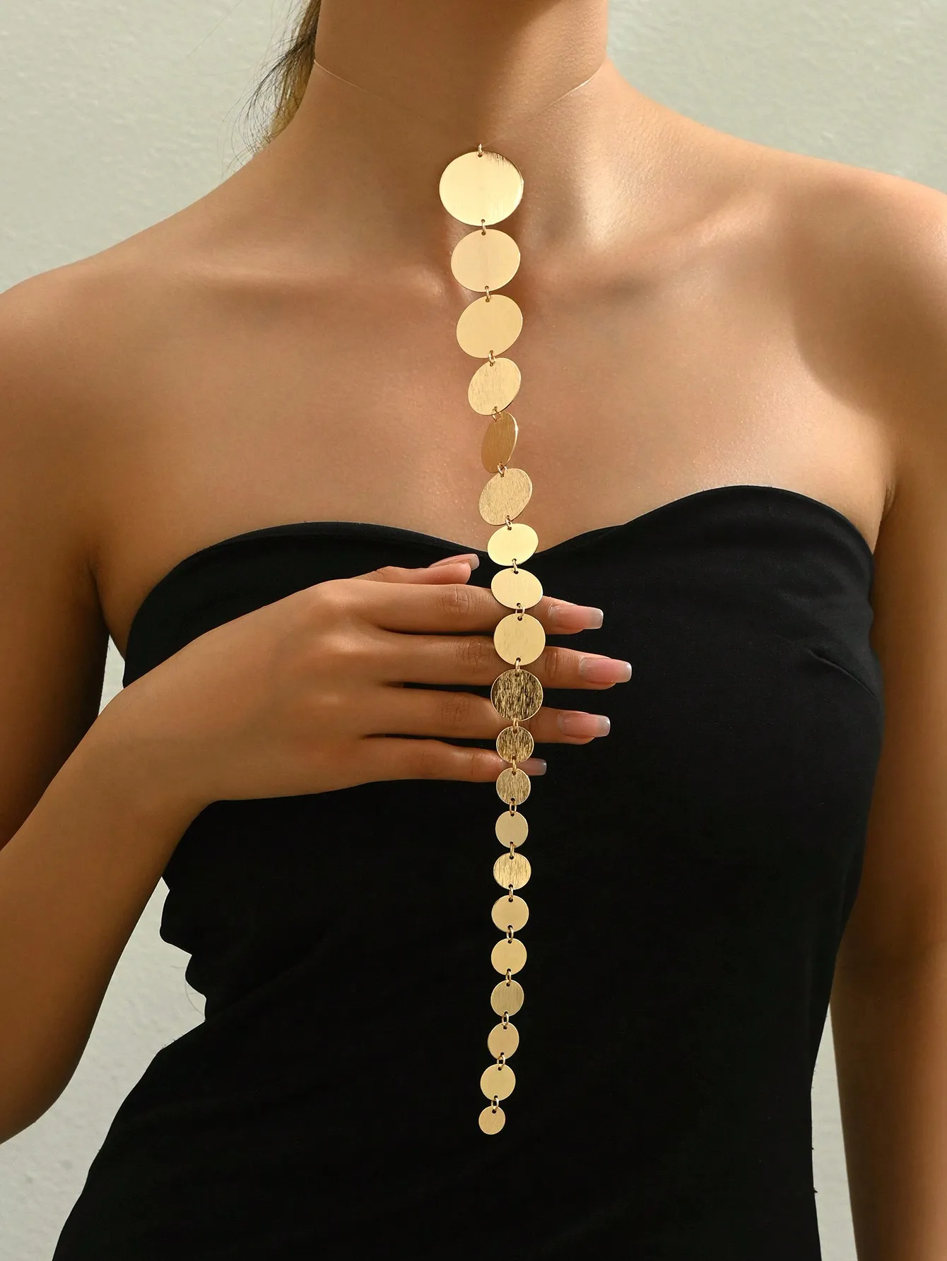 

Gold Geometric Circle Graduated Long Invisible Pendant Necklace Fashionable Sequential Size Arrangement Accessory