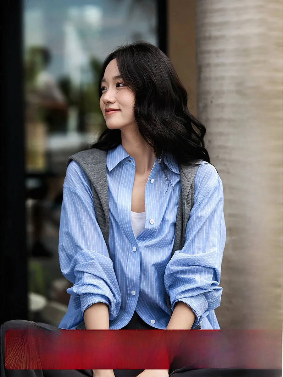 

Шелково-хлопковая полосатая рубашка Xhange синего оттенка, свободного кроя, с разрезами, удобная для повседневной носки, женская, с воротником, удлиненная.