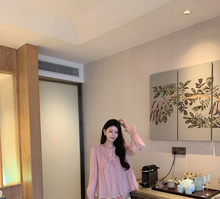 Feminine V-neck Shirts Women's 2025 Spring New High-end Fashion Temperament Shirt Ladies Simple Bead Long-sleeve Pullover Tops