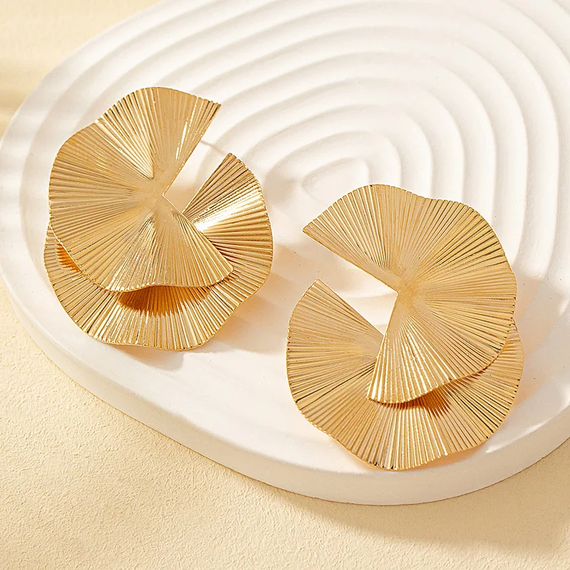Distorted Fan Design Exaggerated Fashion Big Stud Earrings for Women Europe and American Style Personality Party Ear Jewelry