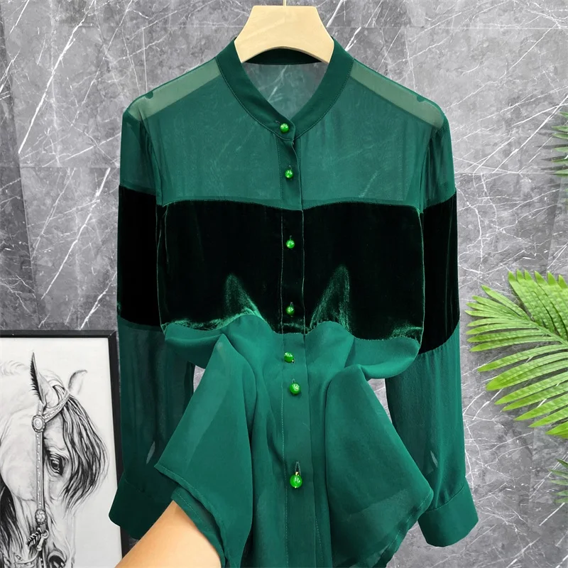 

Элегантная модная блузка из шелкового бархата с открытыми плечами, длинными рукавами, в деловом стиле, с воротником-стойкой, на пуговицах, средней длины, прямого кроя.