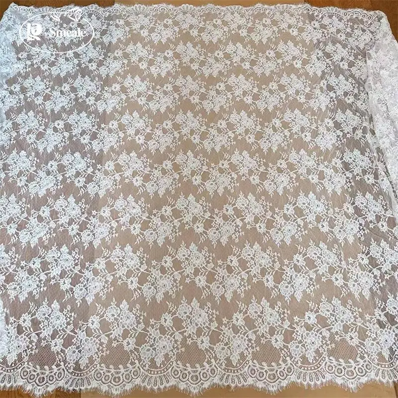 300CM X 150CM. Französischer Spitzenstoff mit großer Blumenbordüre. Stoff für Couture-Brautkleider. Handstickerei – Detail 7