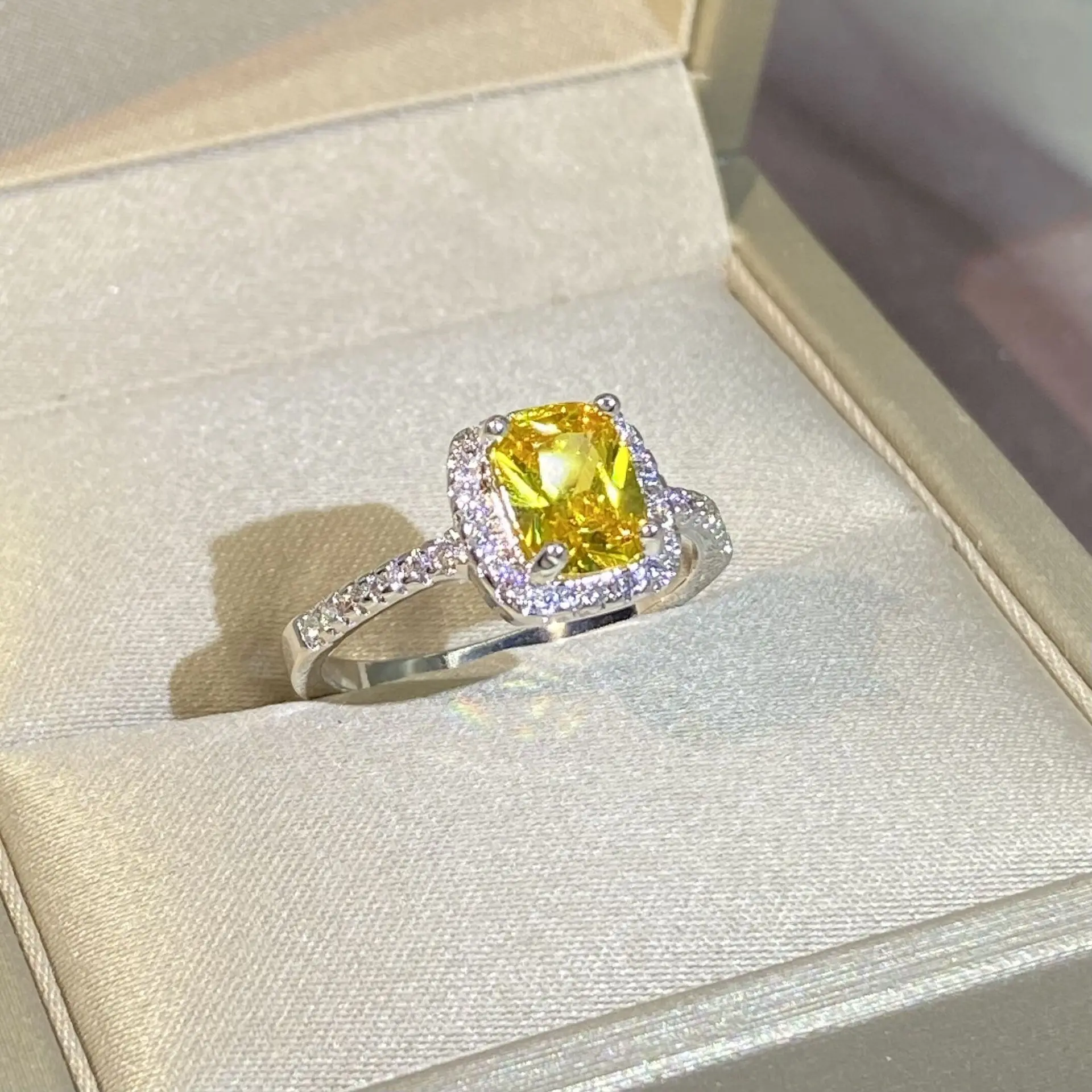 2022 Classic Simulation Zircon Gold Plated Ring Women Fashion Fancy Yellow Cushion Square Diamond Wedding Ring Proposal Ring