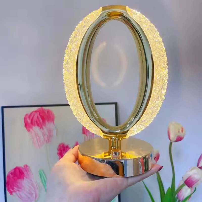 La lámpara de mesa decorativa LED de lujo con luz de cristal brillante, una luz nocturna portátil moderna y creativa, crea una casa cálida