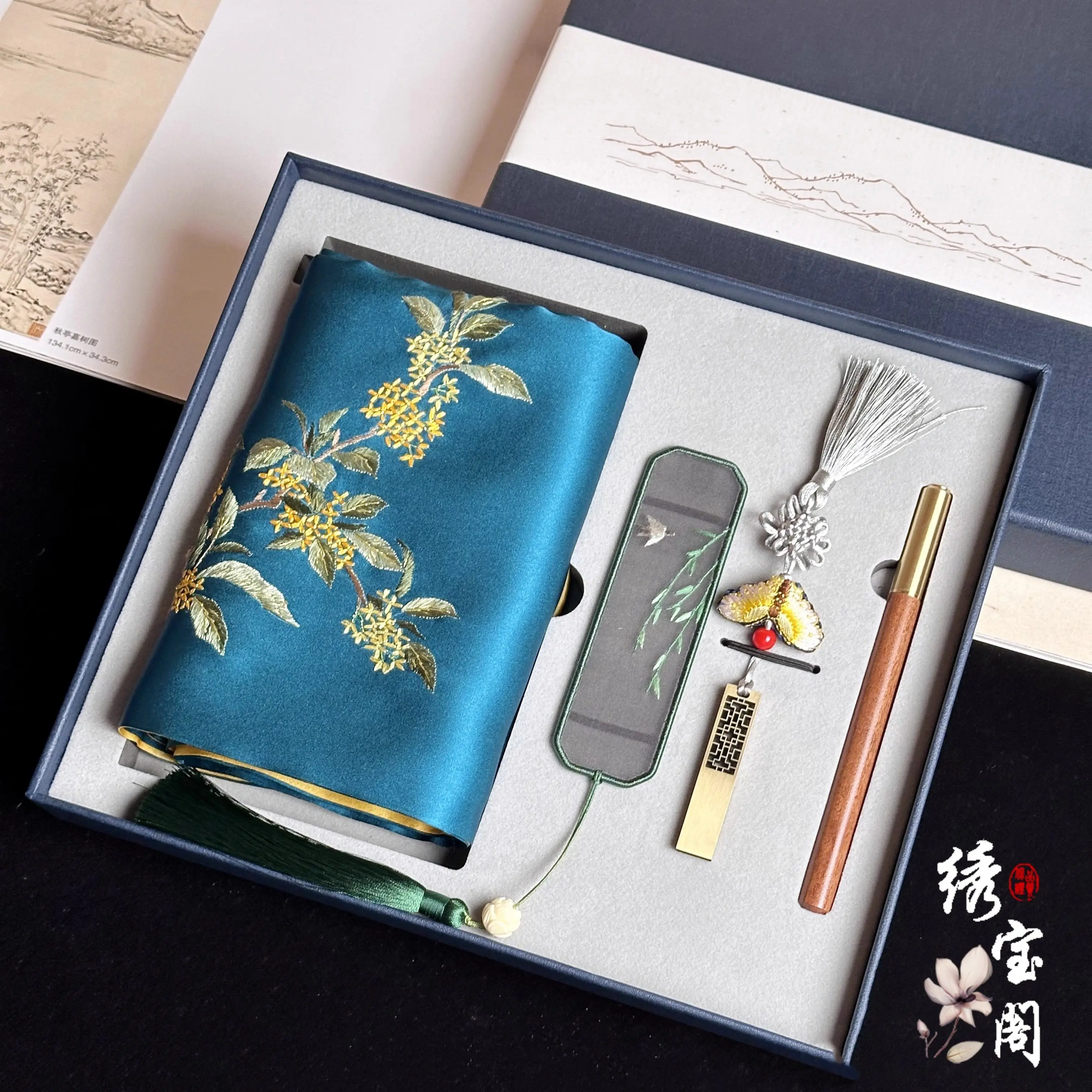 Suzhou Handmade Embroidery Silk Scarf Bookmark Set Crafts Chinese Characteristic Gift for Foreigners Business Gift