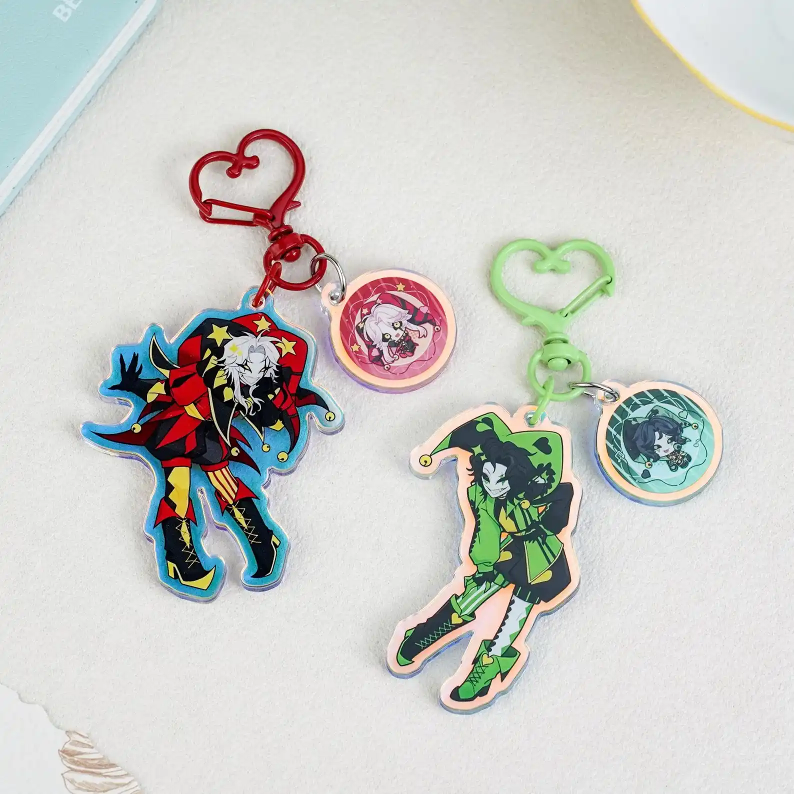 Image of The Freak Circus Holografischer Doppelketten-Acryl-Schlüsselanhänger mit Pierrot & Harlequin Joker Herzverschluss, doppelseitiger Anime-Fan-Anhänger