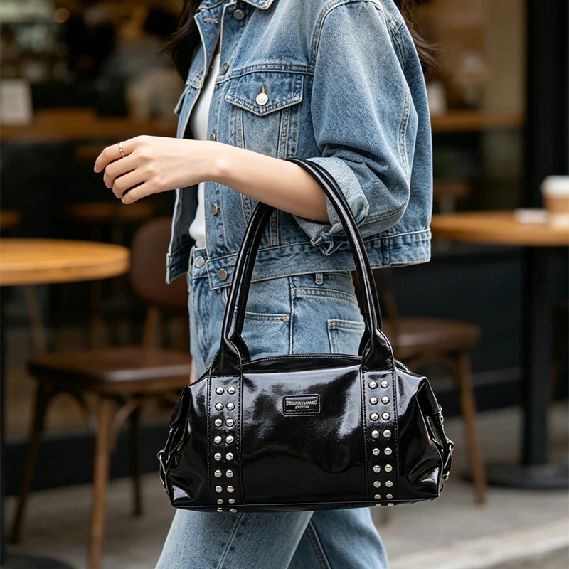 Metallnieten-Besetzte Boston-Handtasche, Stilvolle Damen-Umhängetasche mit Nieten-Dekor und Reißverschluss, Vintage Unterarmtasche, Große Kapazität Shopper-Tasche – Detail 17