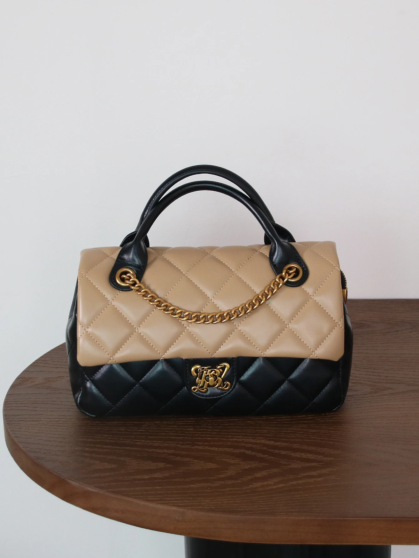 

2026 new fashion color matching, high sense of luxury, ladies handbag, western style rhombic embroidered chain shoulder bag, lar