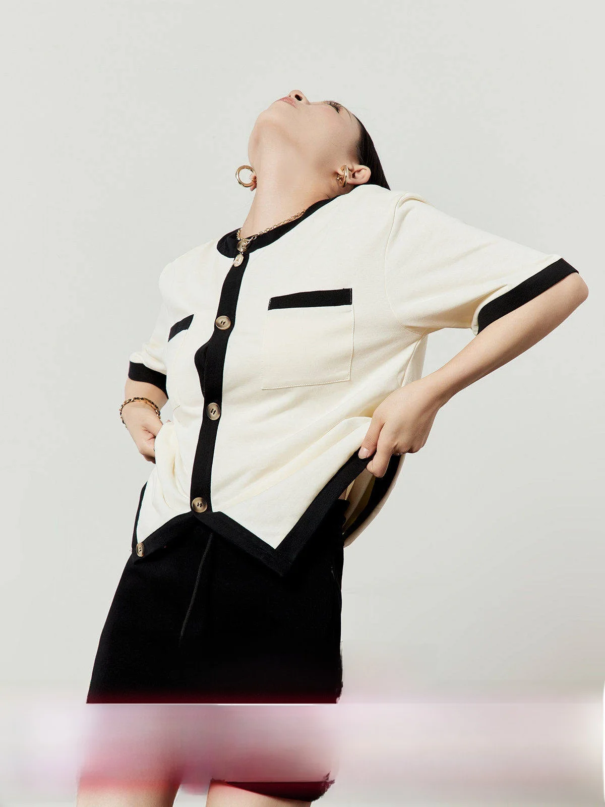 

Удобная повседневная женская футболка в бежевом цвете от Чжоу Ли У, новинка лета 2025, стильный дизайн, открытая...