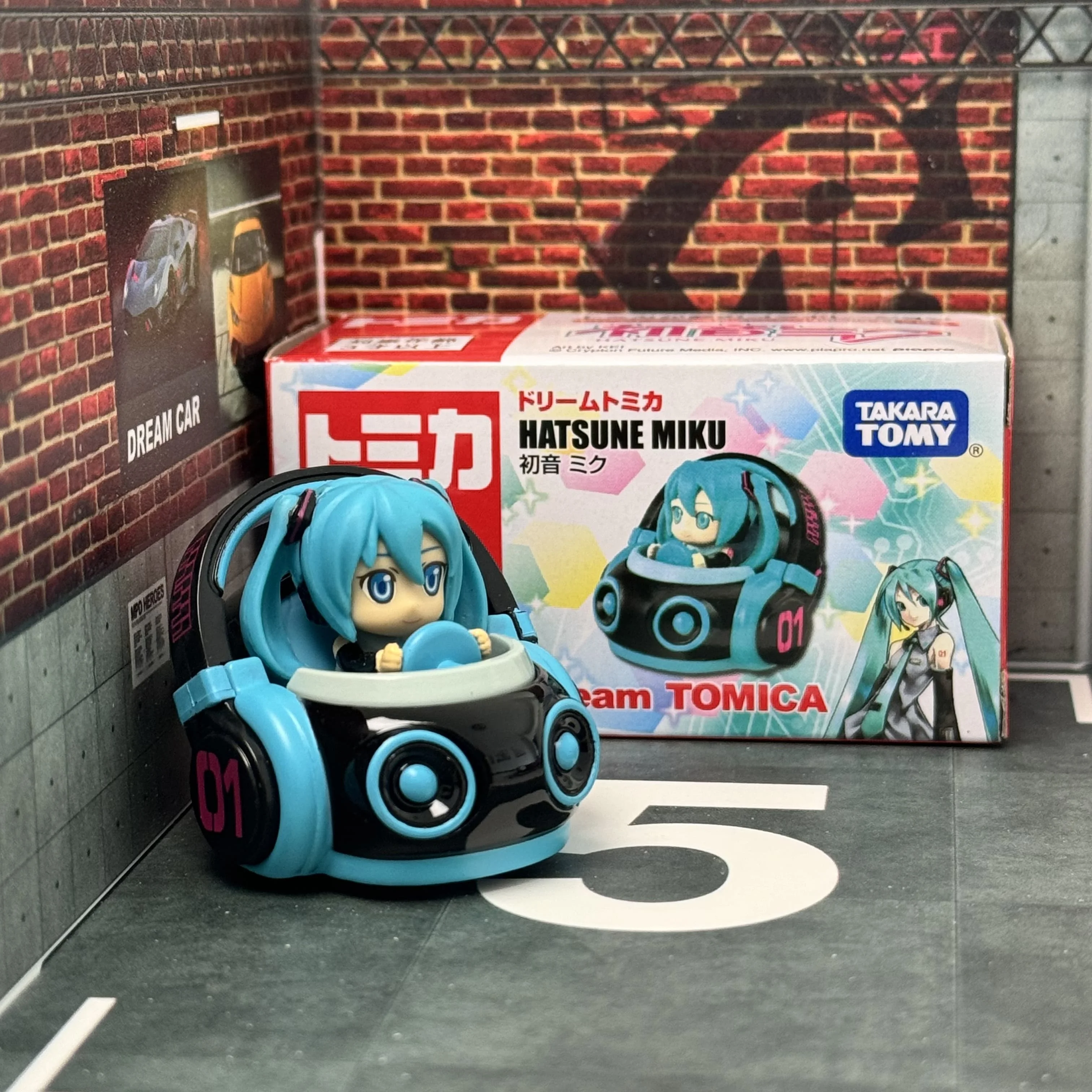 Authentic Tomy Tomica Dream Tomica No.160 Hatsune Miku Mini Car Model Diecast Metal Model Series Children Christmas Boy Toys