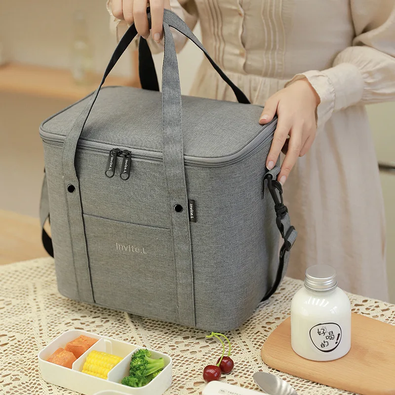 Insulated cationic bento box with shoulder strap, convenient lunch bag for office workers.