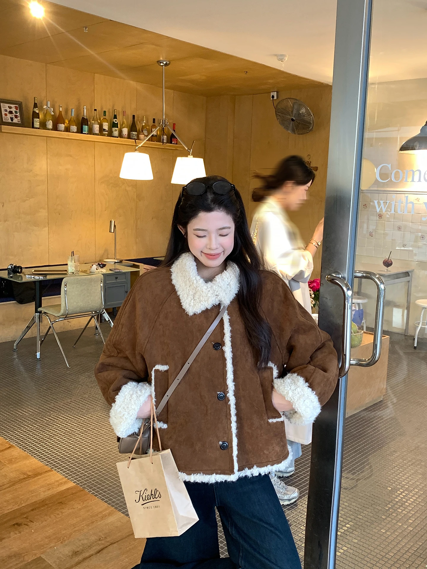 Cappotto in pelle scamosciata retrò da donna invernale pigro di fascia alta Aosphere Personali abbinato in pelliccia di pelle intermedia parte superiore del corpo colore caffè