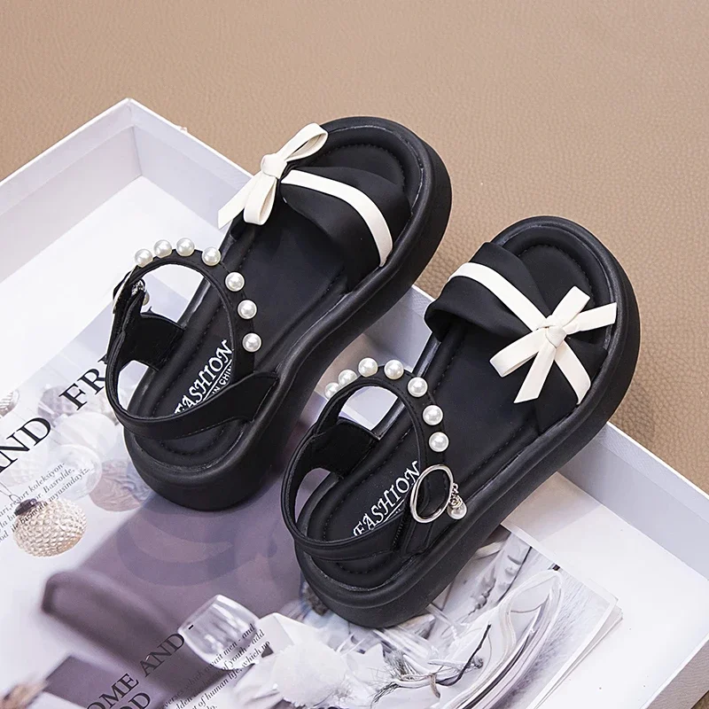 Sandali estivi per bambini nodo a fiocco con perle perline principessa dolce 2024 nuovissime scarpe da spiaggia per ragazze morbide sandali per bambini con punta aperta