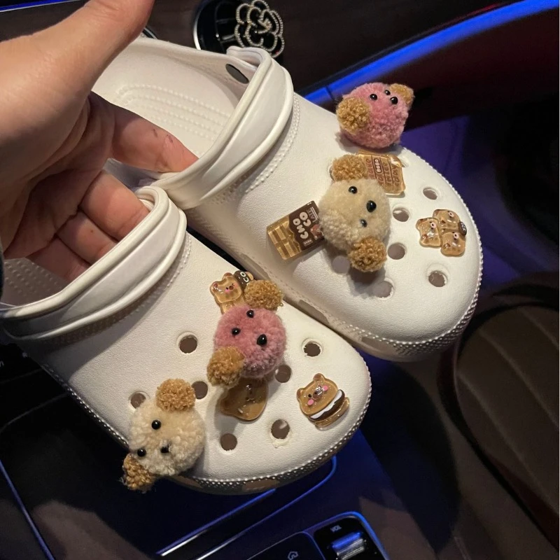 سحر الأحذية ل Crocs DIY 3D الكرتون محشوة الكلب رئيس الأحذية الزينة اكسسوارات سحر ل قباقيب حقيبة الشرائح الصنادل