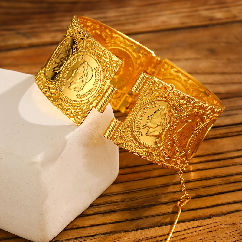 Vintage Münzmuster Manschettenarmband für Damen, Vergoldeter Hohler Metall-Breitarmreif Modischer Statement-Schmuck – Detail 4