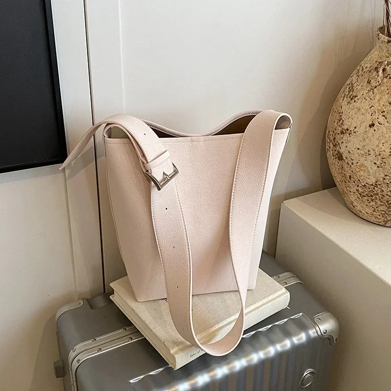 2025 Fashion Solid New Large Capacity PU Bucket Shoulder Bags High Quality Simple Commute Versatile Crossbody Bags for Women