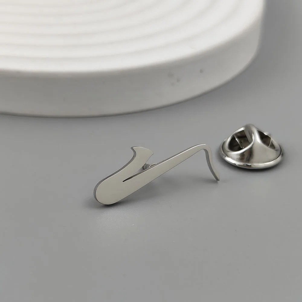 Symbole de musique de mode saxophone broche en acier inoxydable plaqué or, épingle à revers de costume pour hommes, boutons de chemise, boutons de manchette et ensemble de badges