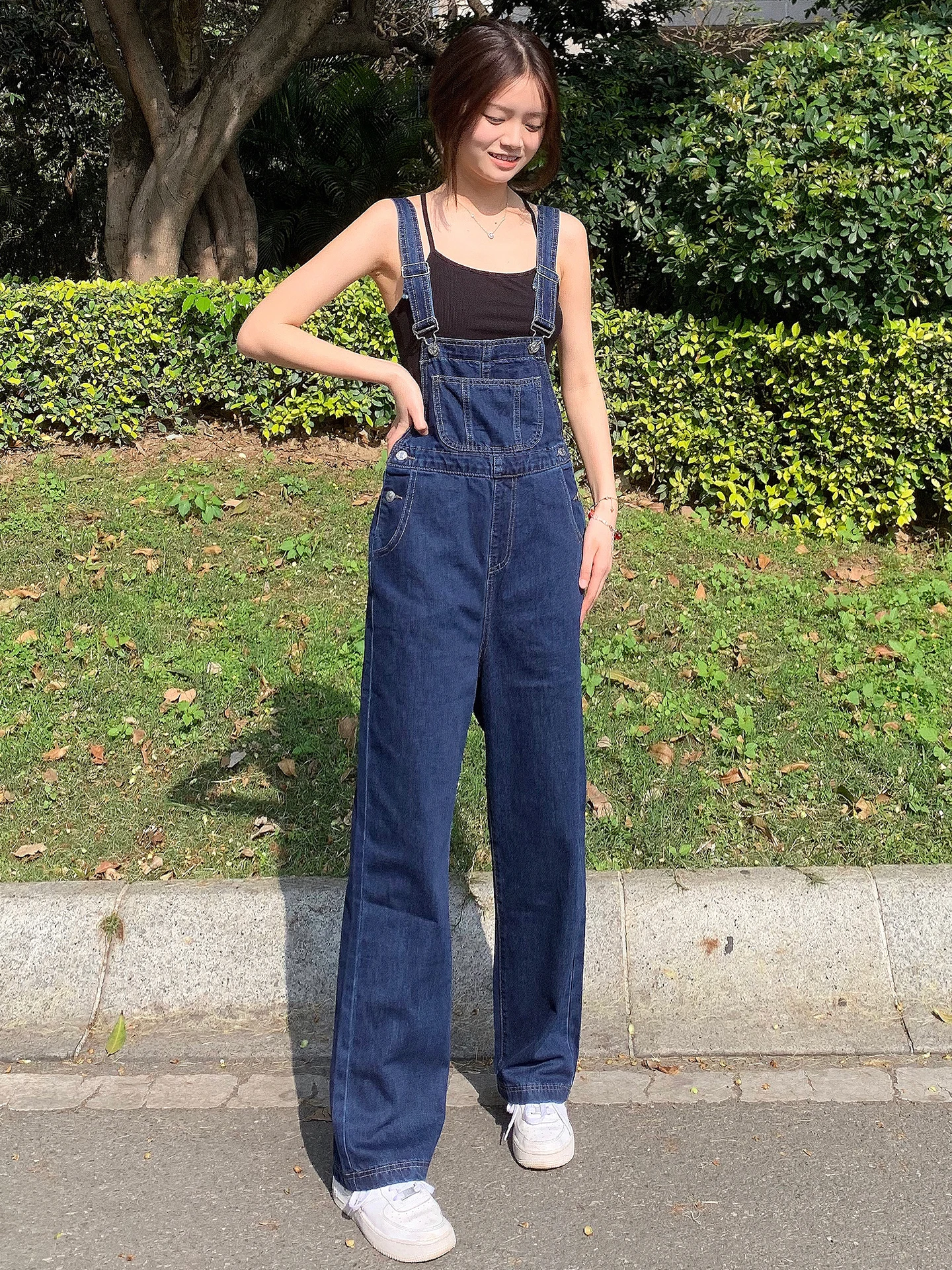 Wiosenno-jesienne modne damskie ogrodniczki jeansowe, luźne spodnie z prostymi, szerokimi nogawkami, z wysokim stanem, codzienne, odmładzające, trendy.